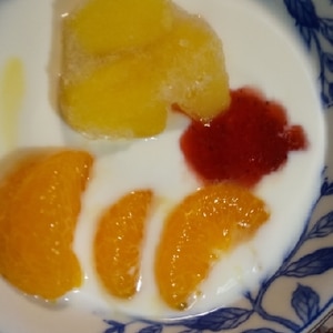 冷凍フルーツとオレンジジャムのヨーグルト